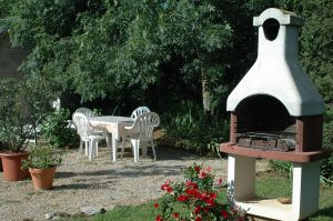 Barbecue dans le jardin du gîte en aveyron